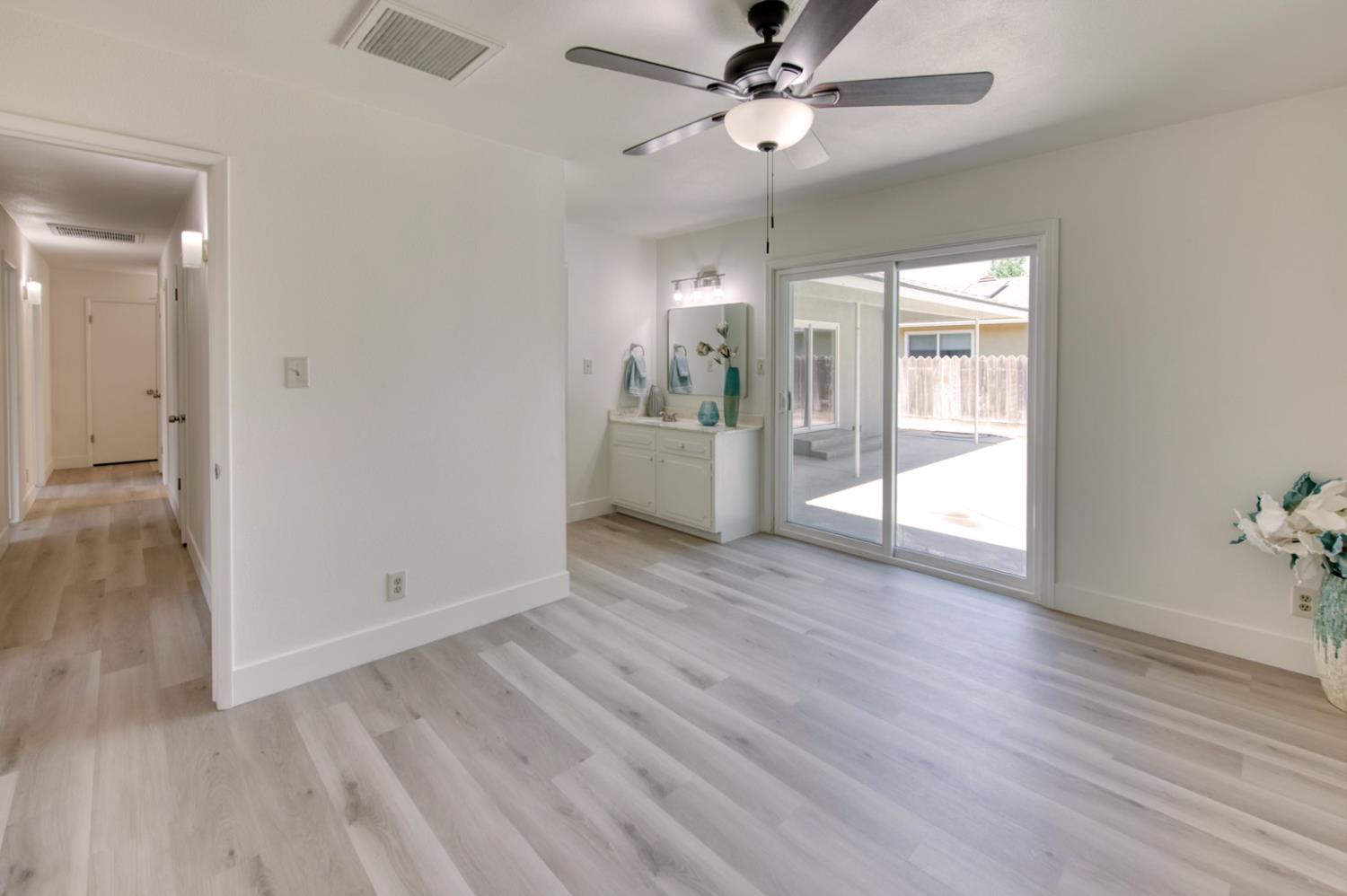 549 E Sample Ave, Fresno, CA 93710