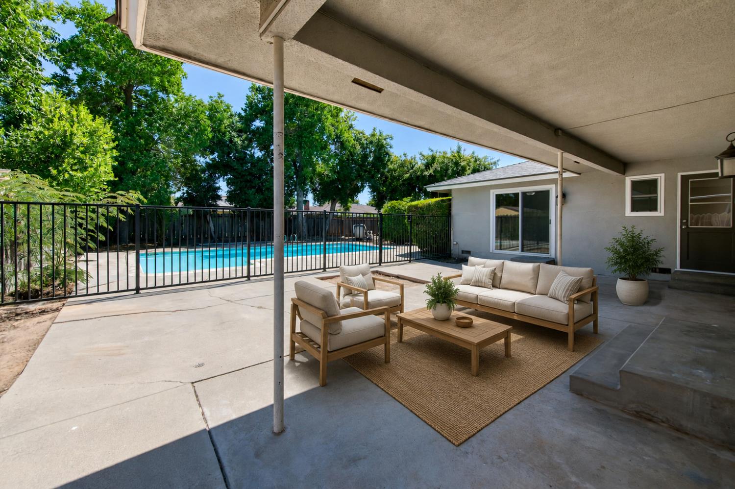 549 E Sample Ave, Fresno, CA 93710