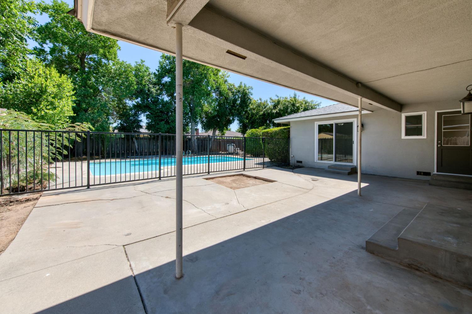 549 E Sample Ave, Fresno, CA 93710