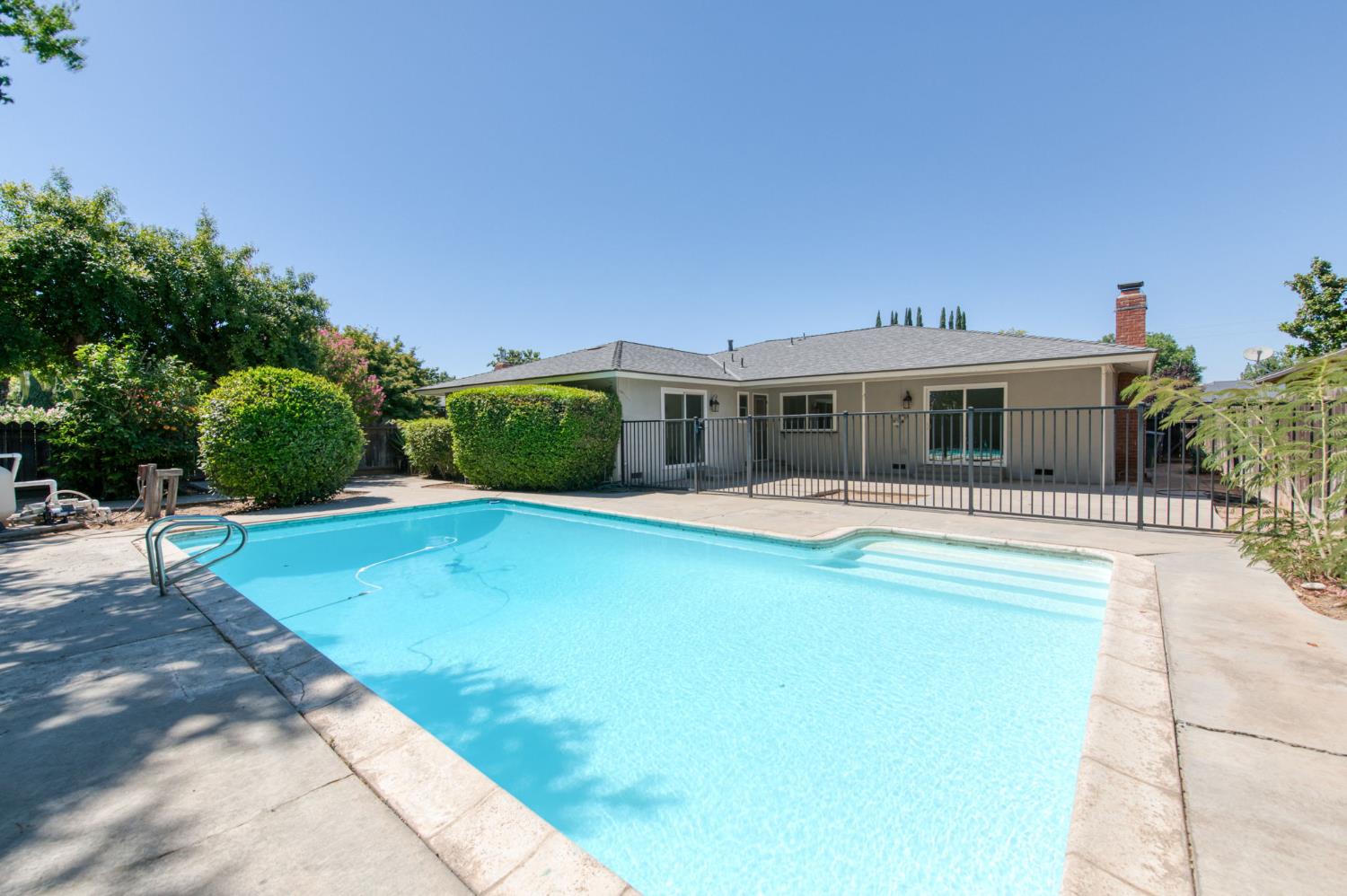 549 E Sample Ave, Fresno, CA 93710