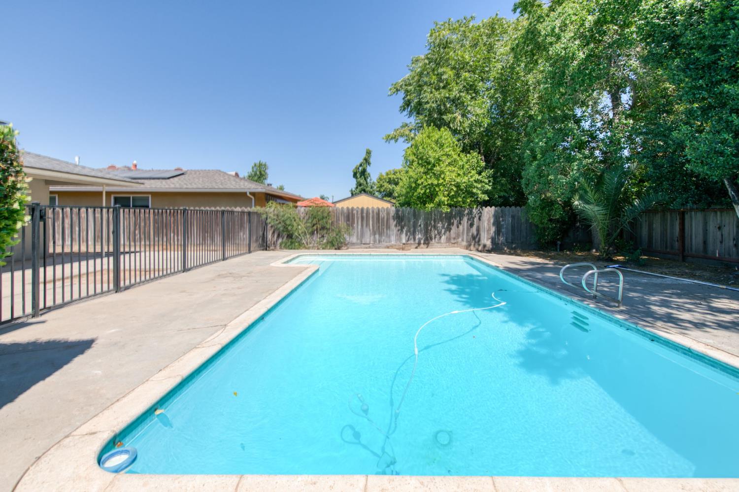 549 E Sample Ave, Fresno, CA 93710