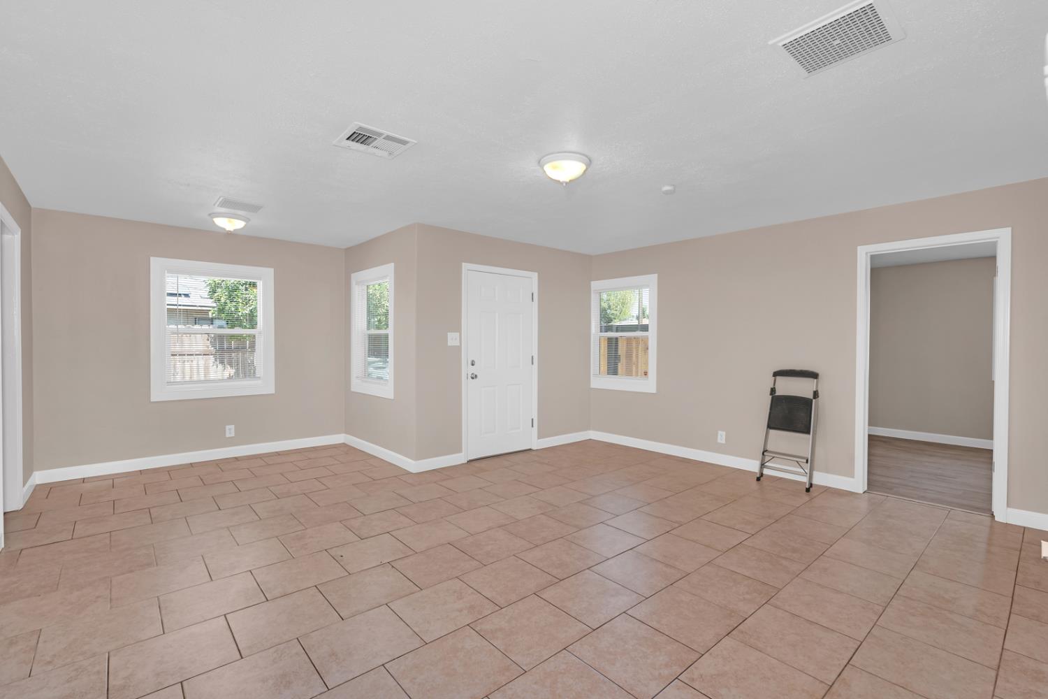 1013 E Garland, Fresno, CA 93704