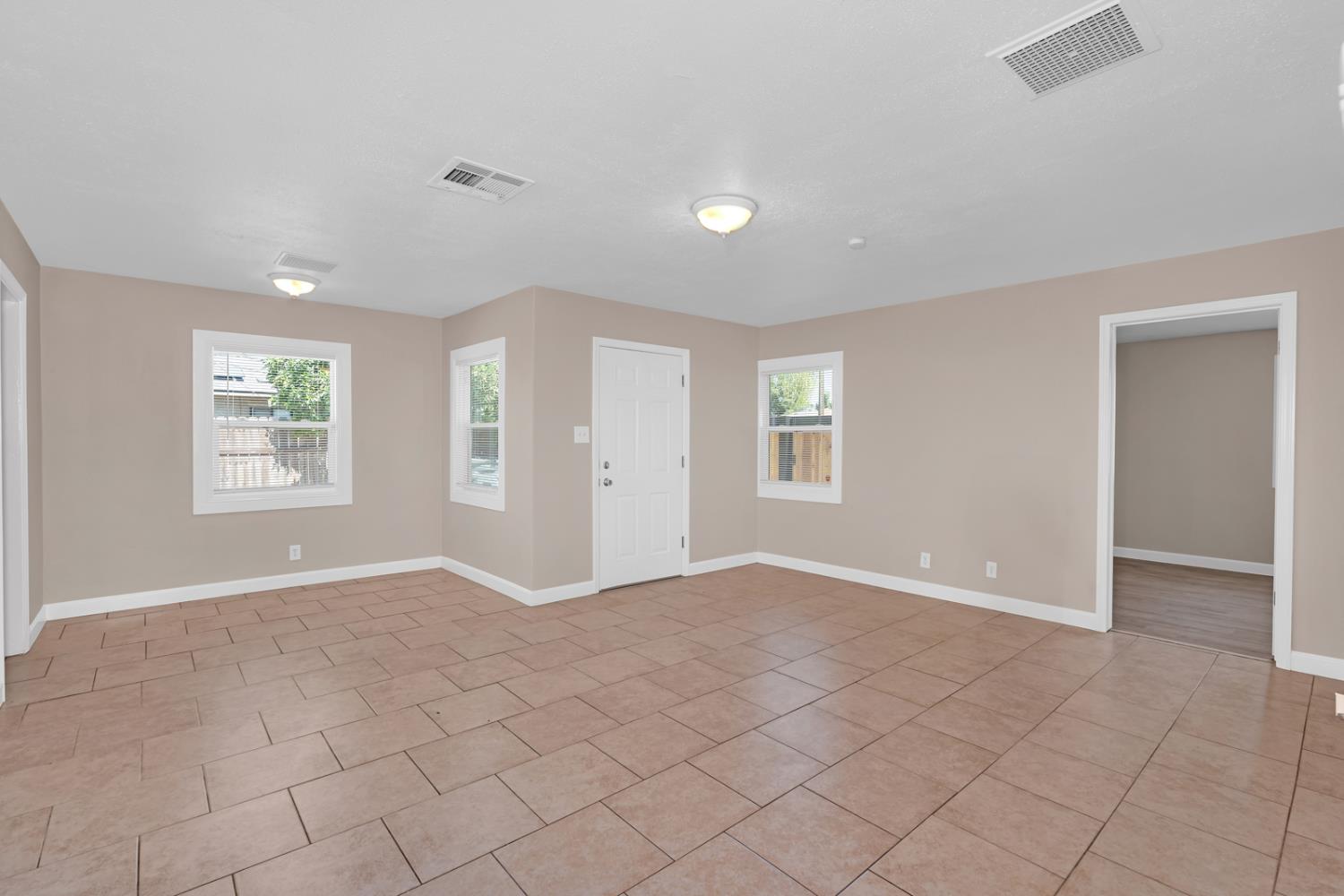 1013 E Garland, Fresno, CA 93704