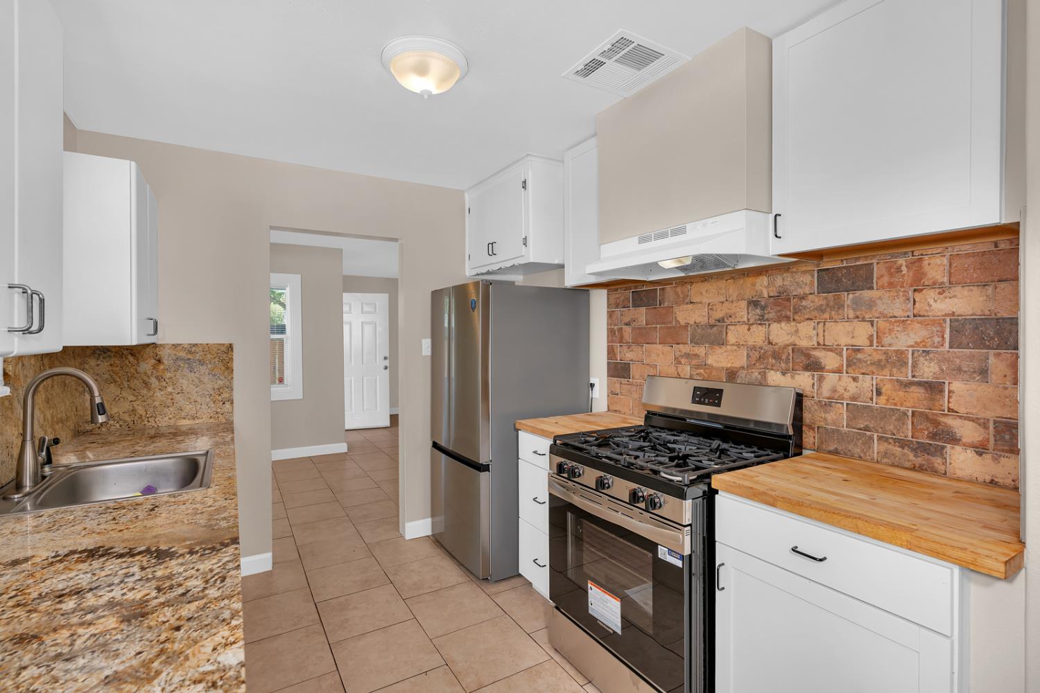 1013 E Garland, Fresno, CA 93704