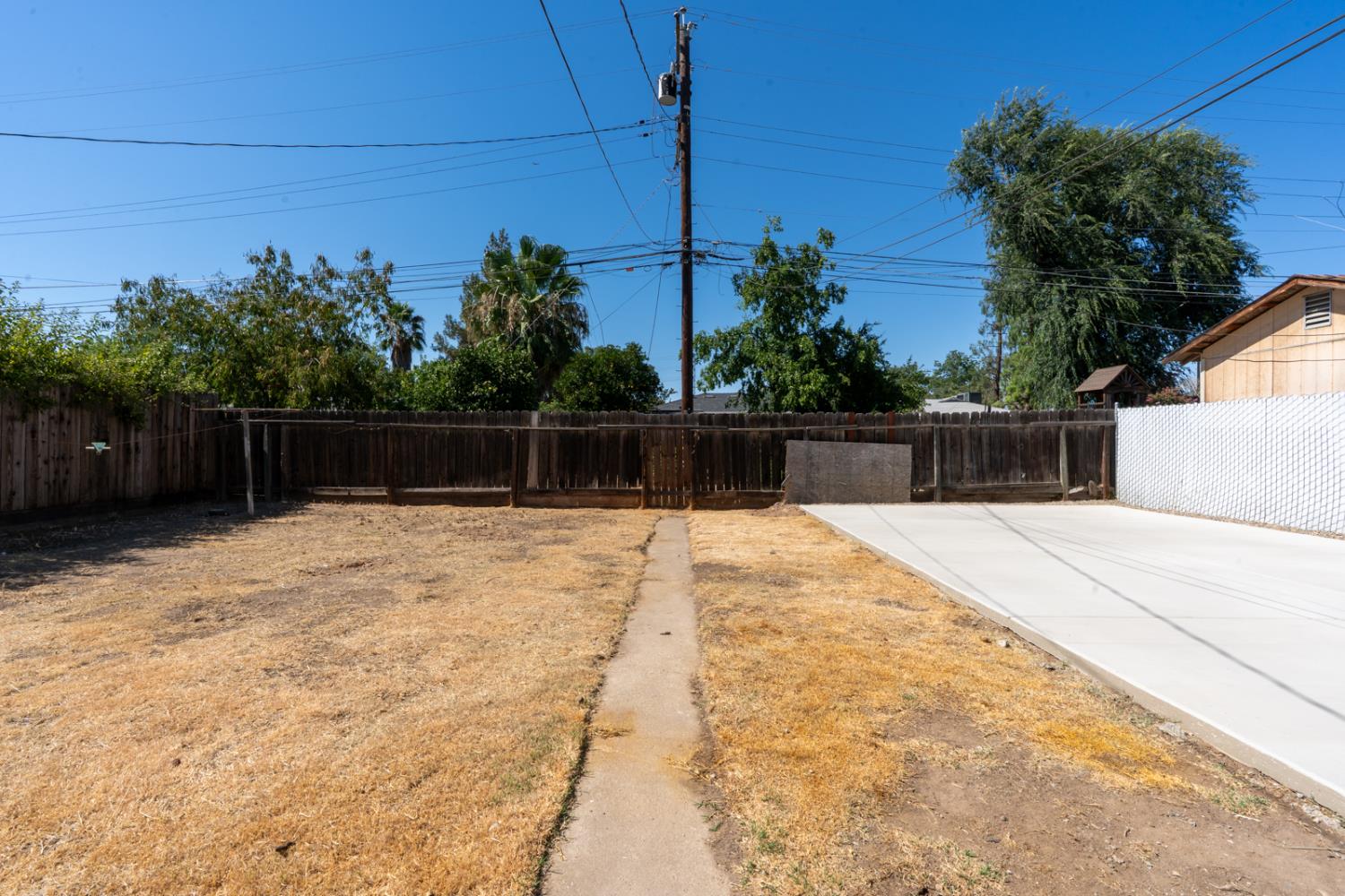 1013 E Garland, Fresno, CA 93704
