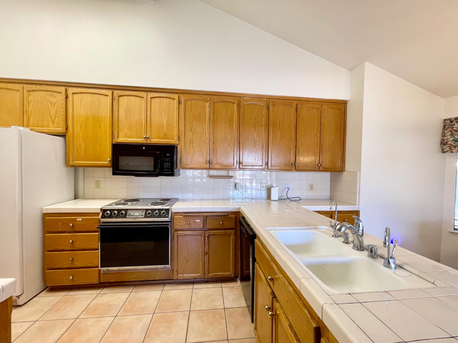 838 E Catalina Cir, Fresno, CA 93730