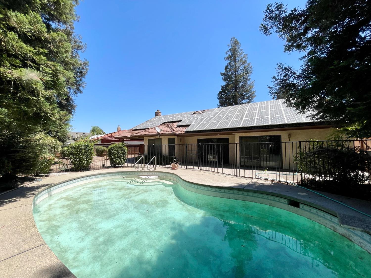 838 E Catalina Cir, Fresno, CA 93730