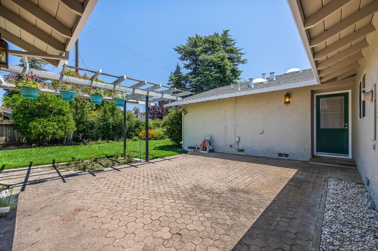 4223 Riviera Dr, Stockton, CA 95204