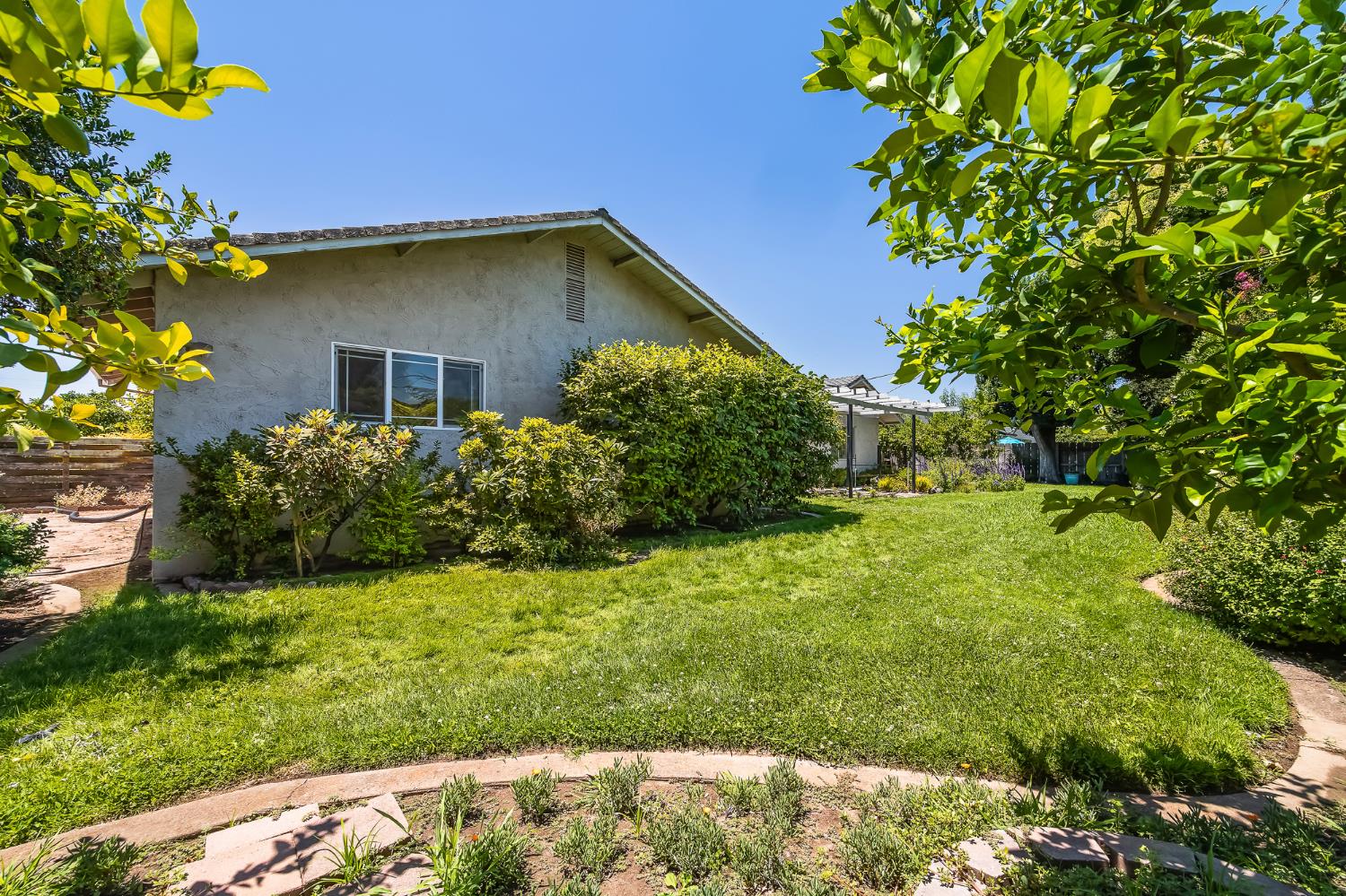 4223 Riviera Dr, Stockton, CA 95204