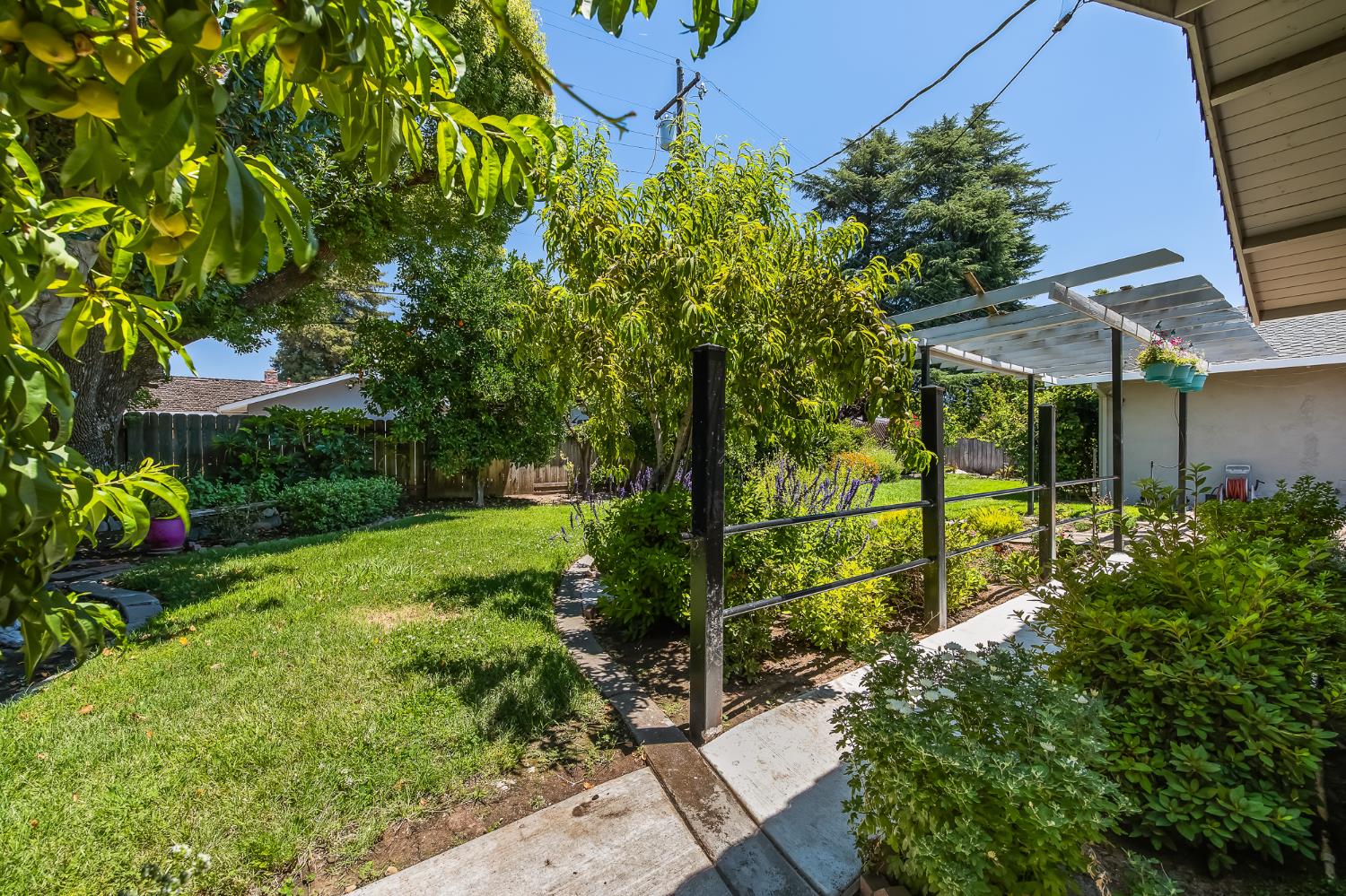4223 Riviera Dr, Stockton, CA 95204