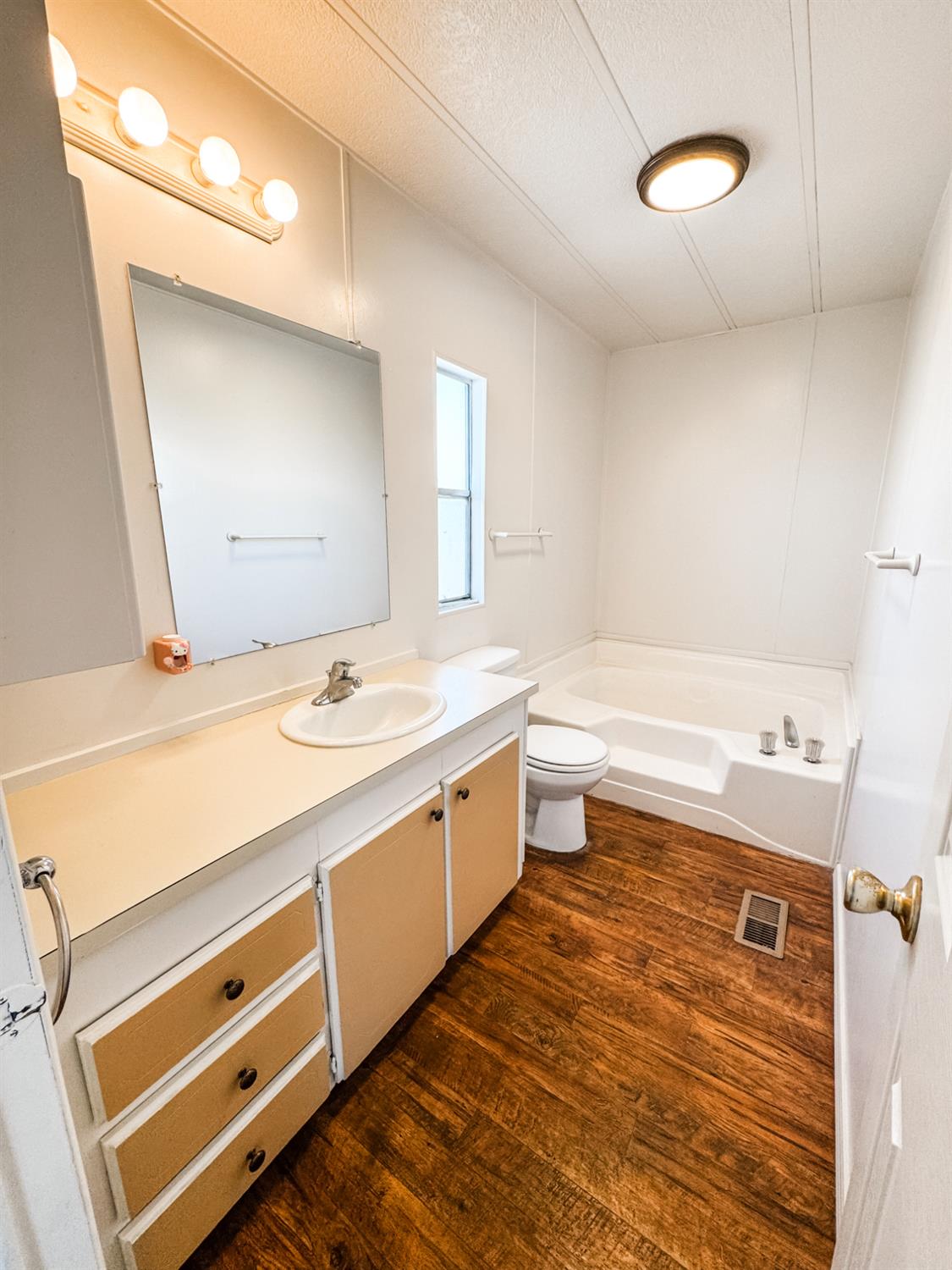 852 E Grangeville Blvd #57, Hanford, CA 93230