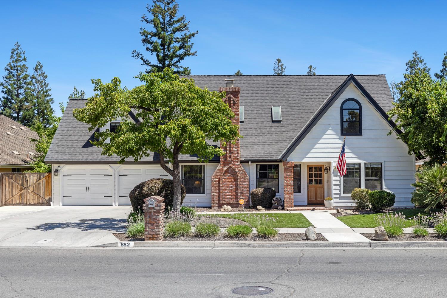 882 E Foxhill Dr, Fresno, CA 93720