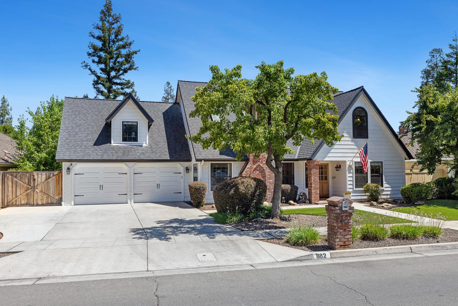 882 E Foxhill Dr, Fresno, CA 93720
