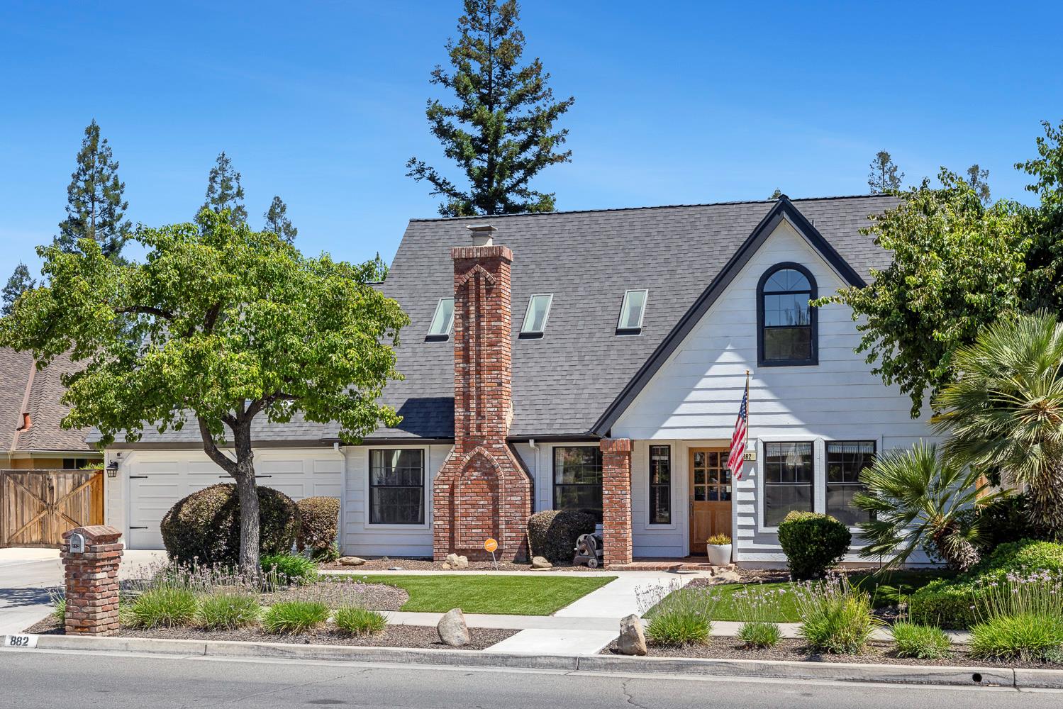 882 E Foxhill Dr, Fresno, CA 93720