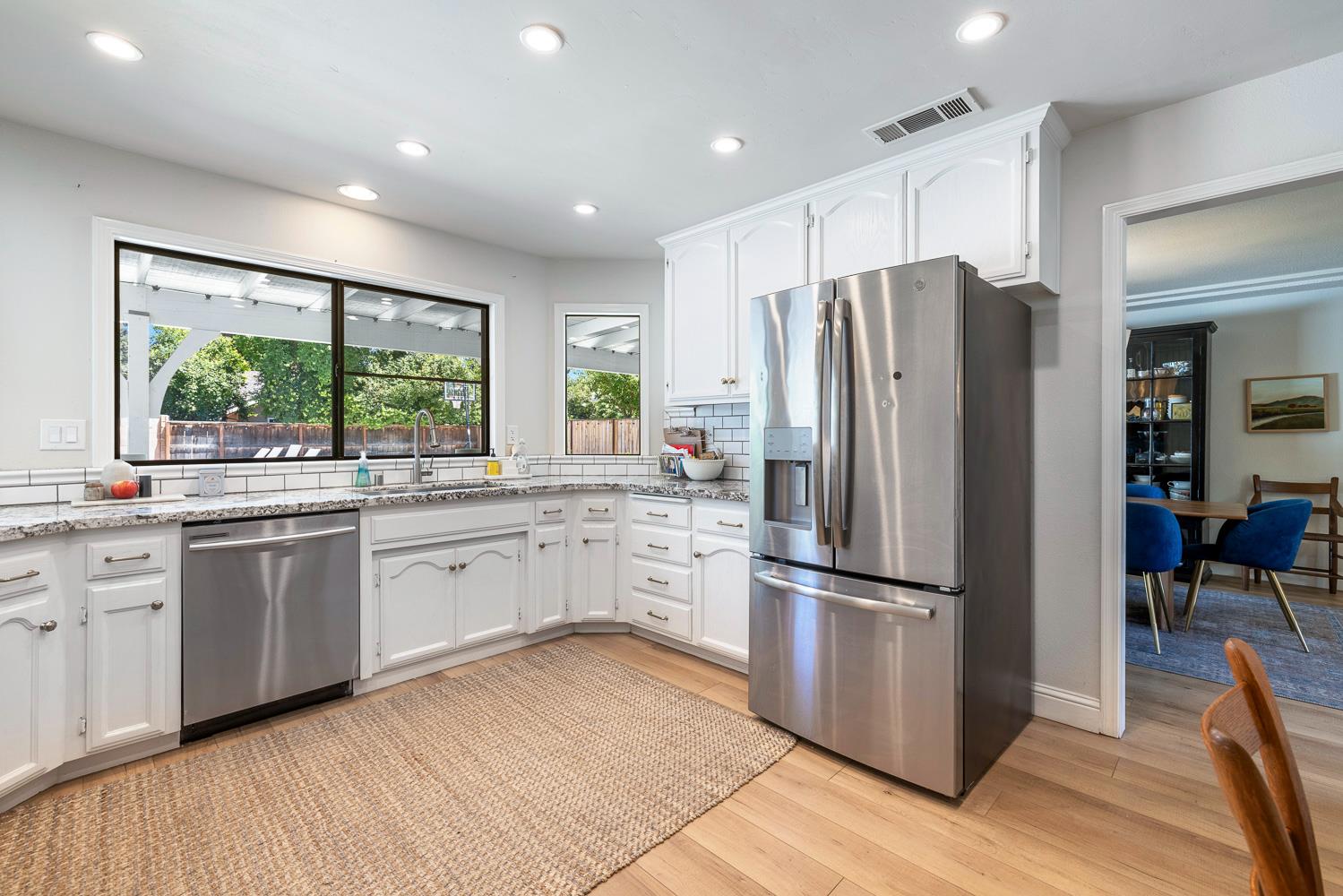 882 E Foxhill Dr, Fresno, CA 93720