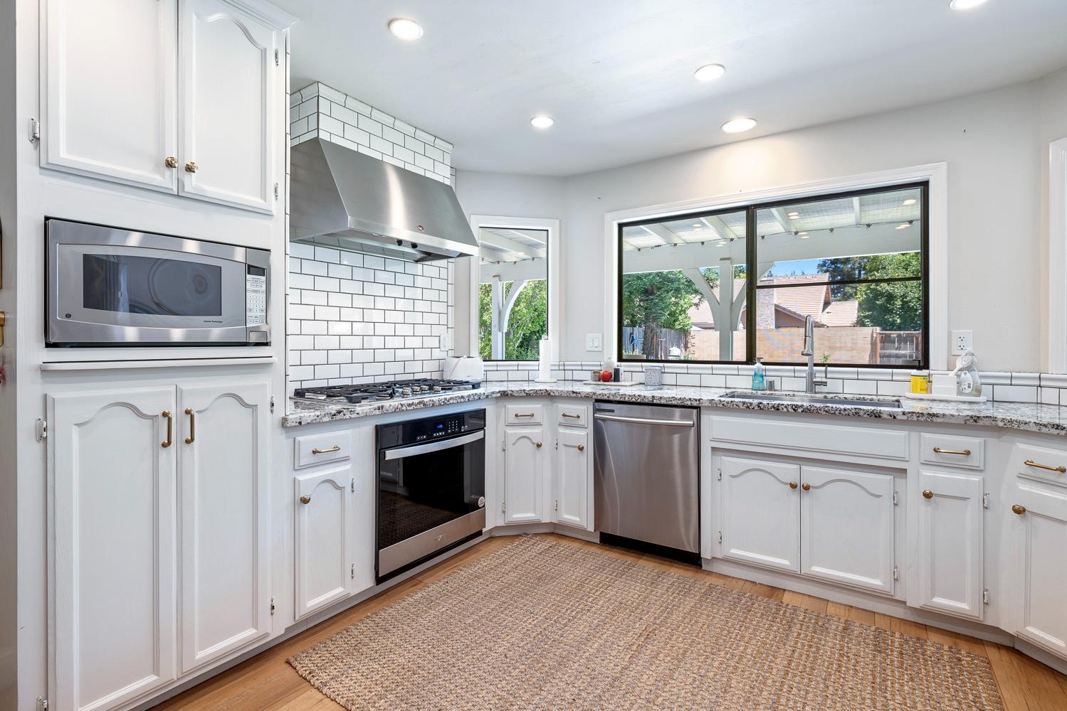 882 E Foxhill Dr, Fresno, CA 93720