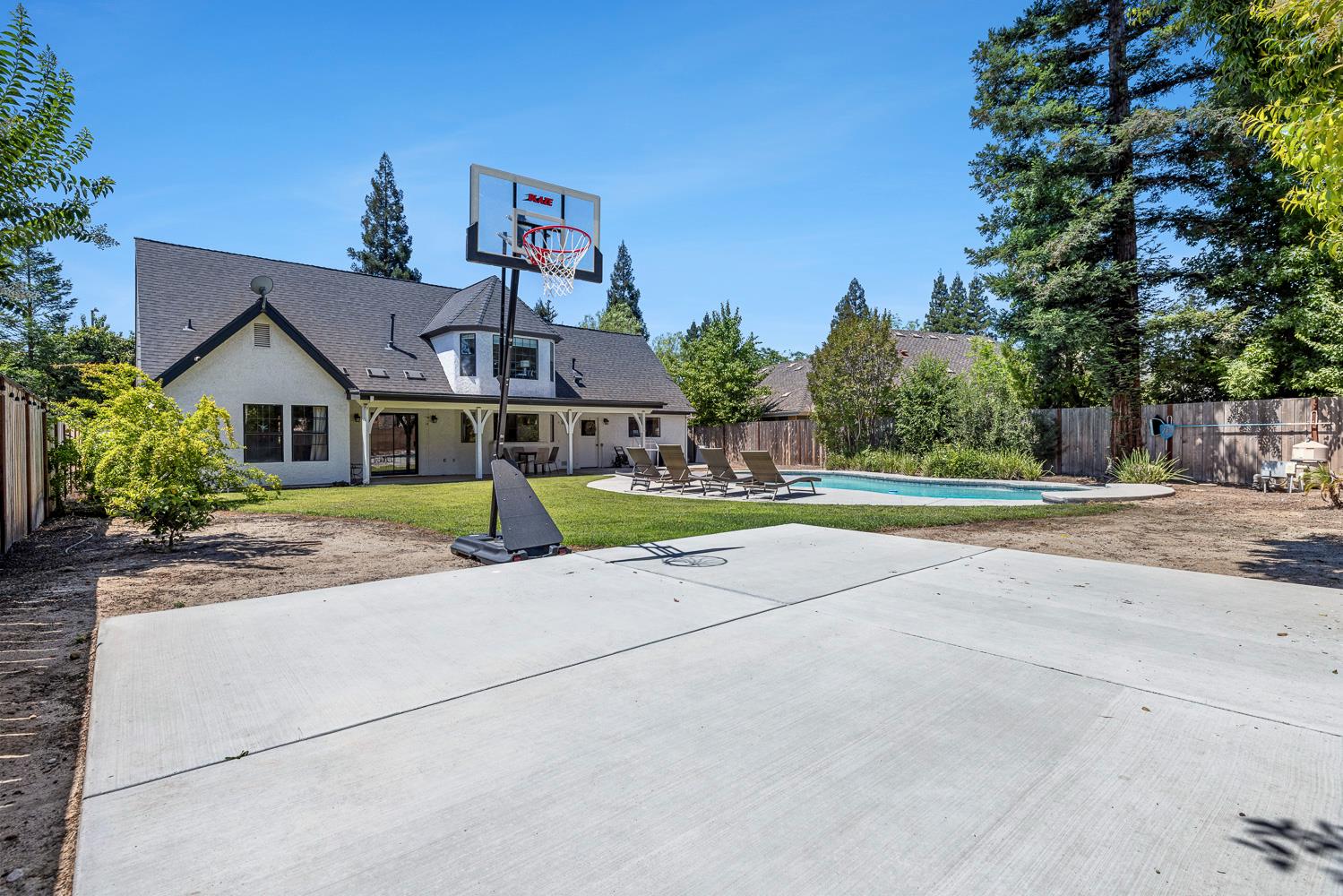 882 E Foxhill Dr, Fresno, CA 93720