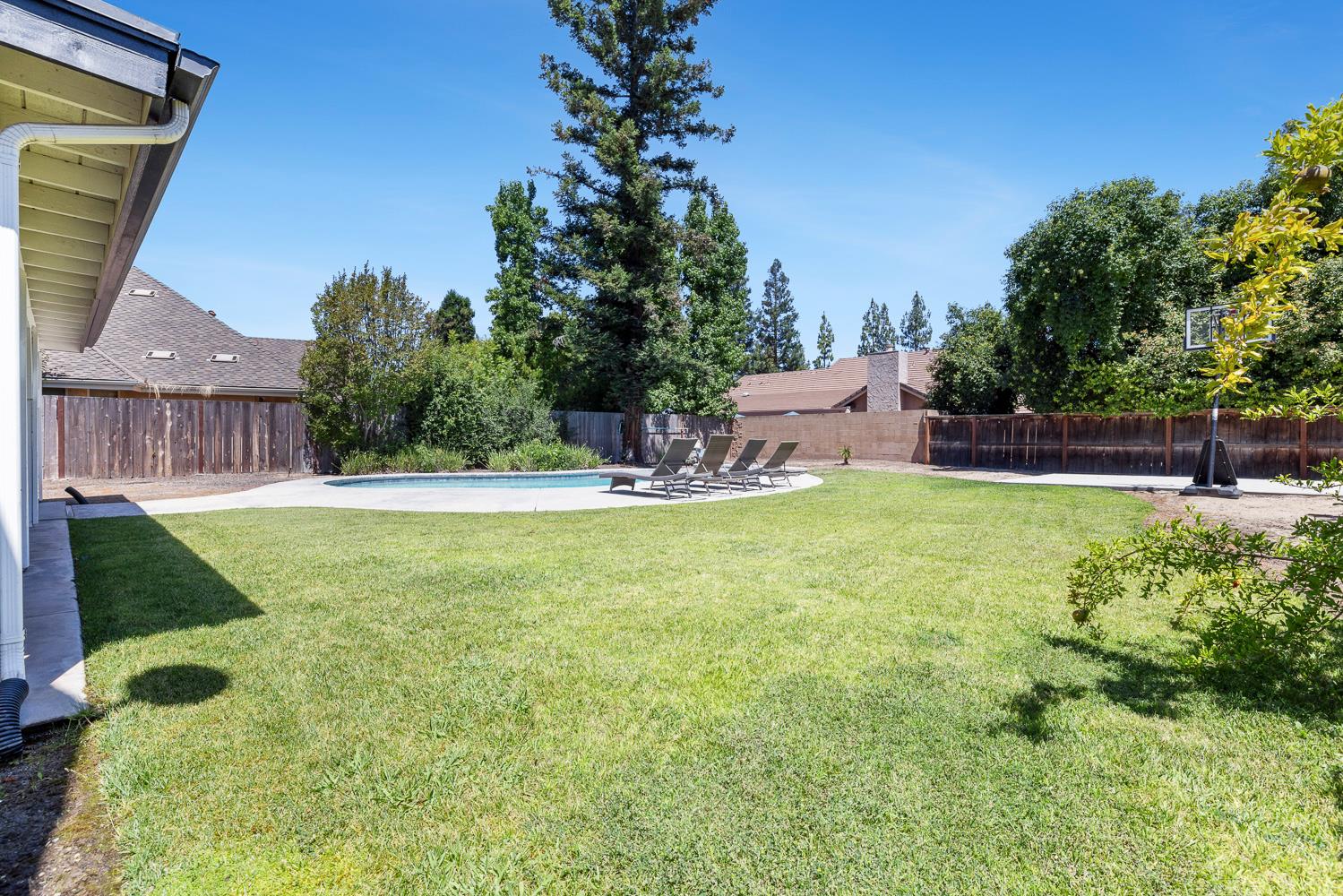882 E Foxhill Dr, Fresno, CA 93720