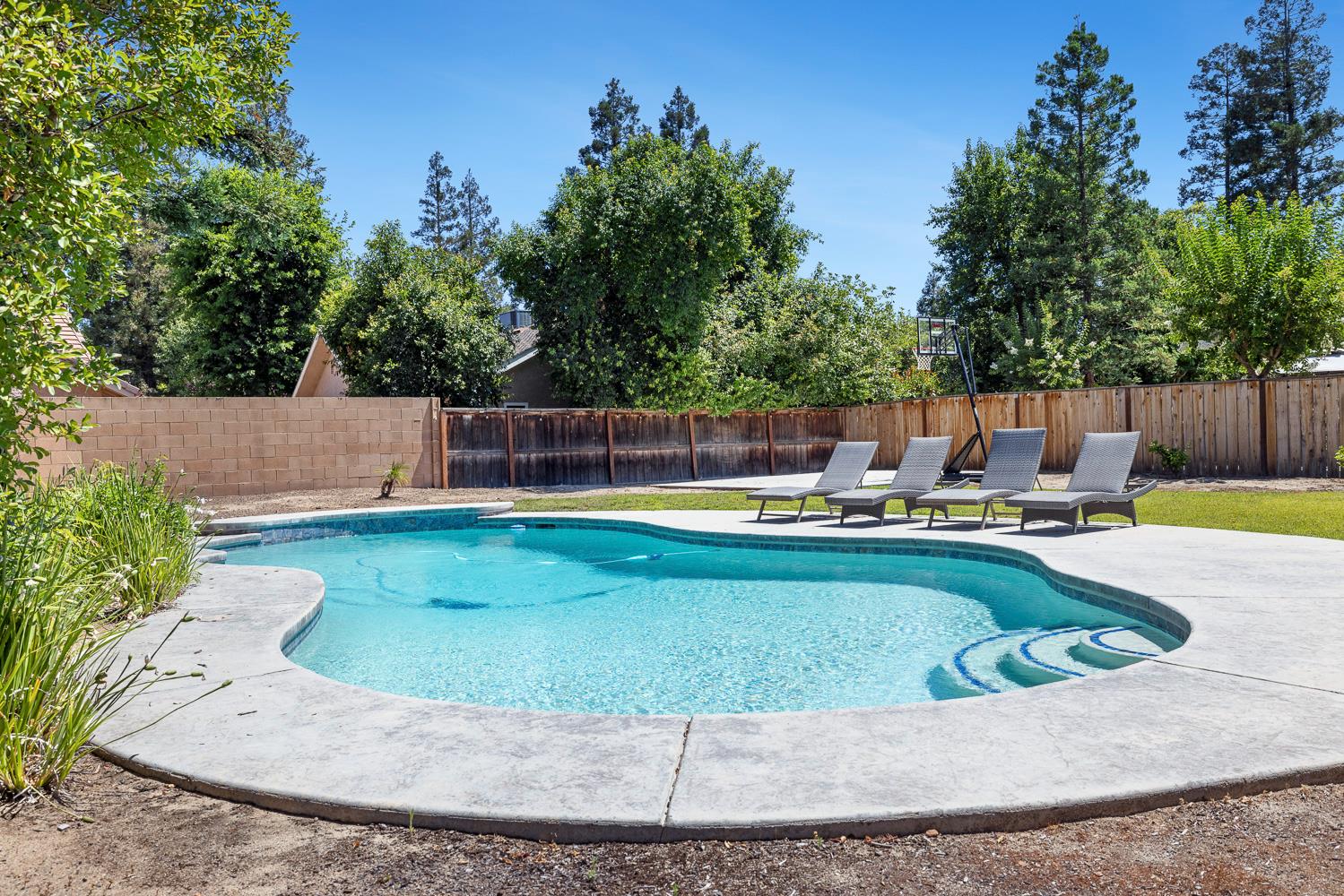 882 E Foxhill Dr, Fresno, CA 93720