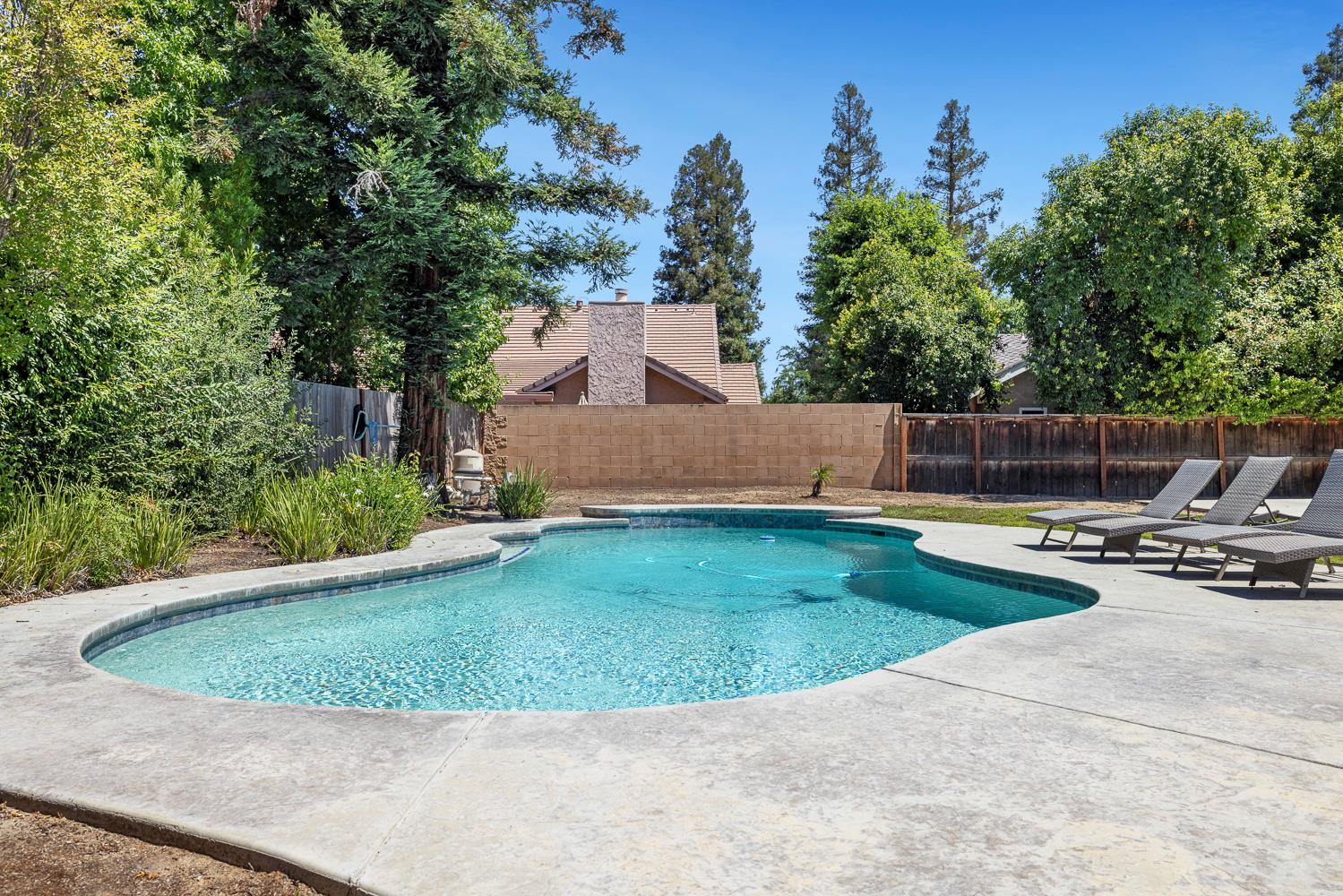 882 E Foxhill Dr, Fresno, CA 93720
