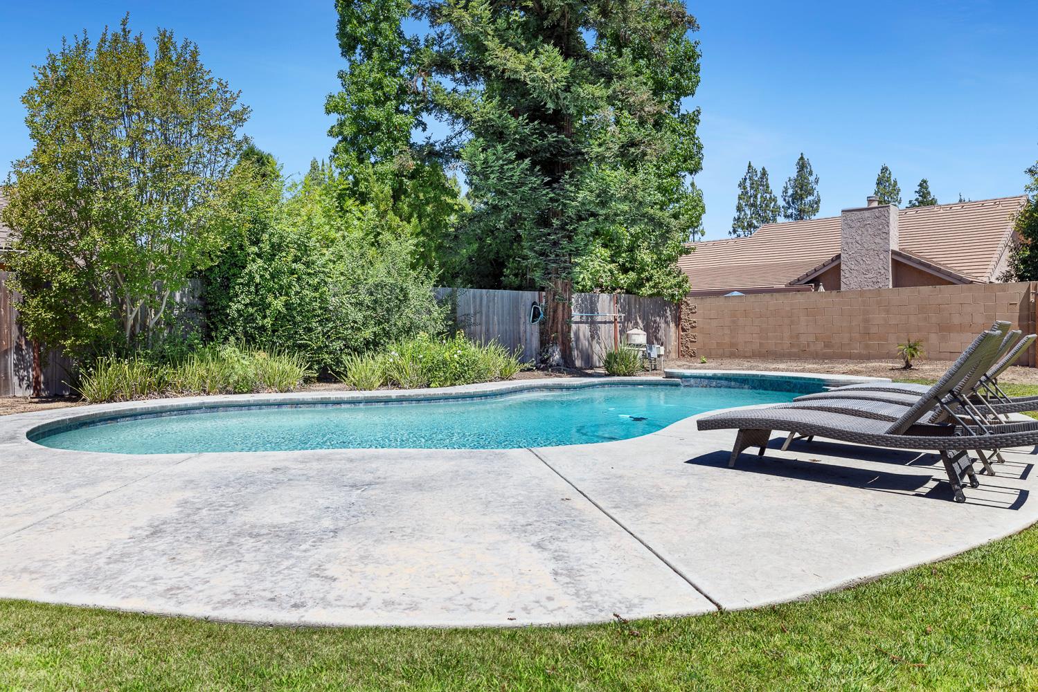 882 E Foxhill Dr, Fresno, CA 93720