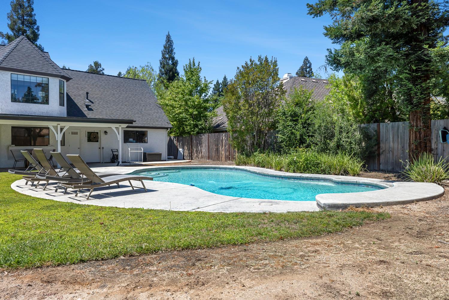 882 E Foxhill Dr, Fresno, CA 93720