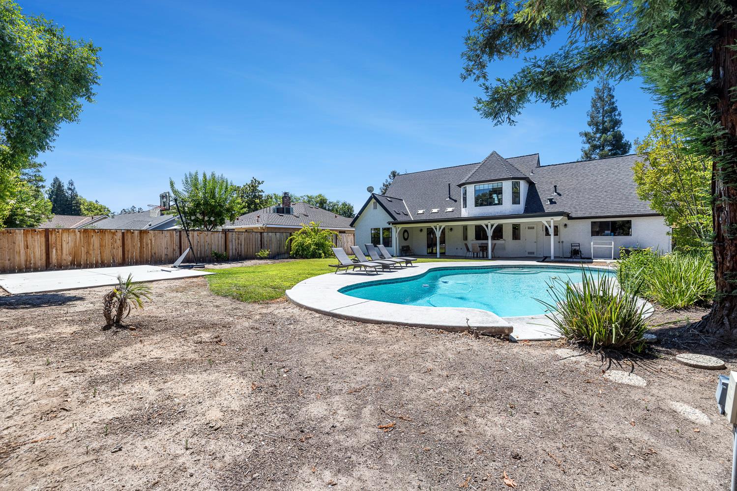 882 E Foxhill Dr, Fresno, CA 93720