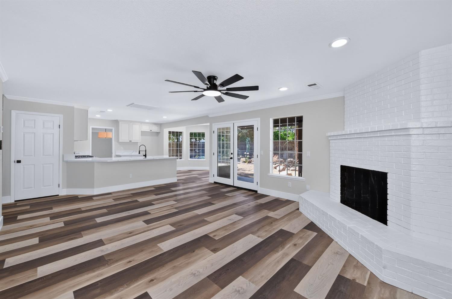 348 E Sunnyside Ave, Visalia, CA 93277