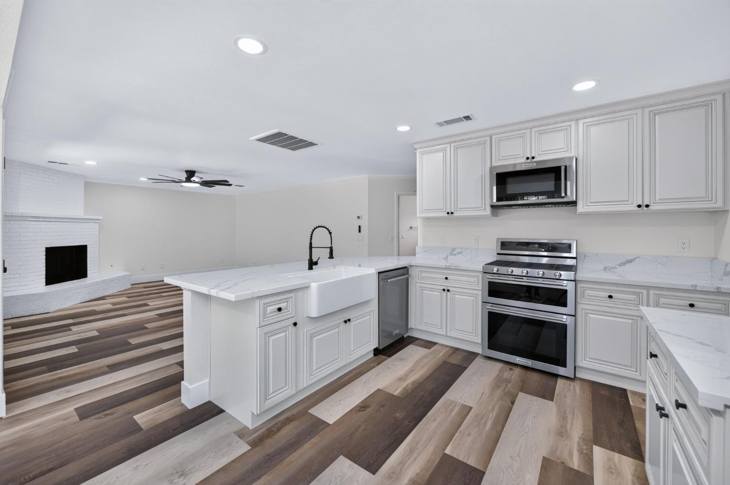 348 E Sunnyside Ave, Visalia, CA 93277
