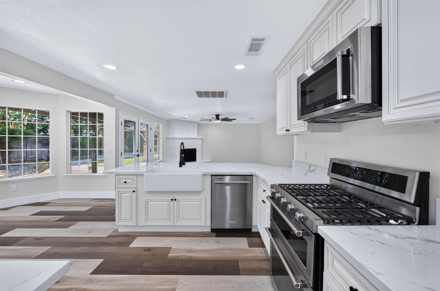 348 E Sunnyside Ave, Visalia, CA 93277