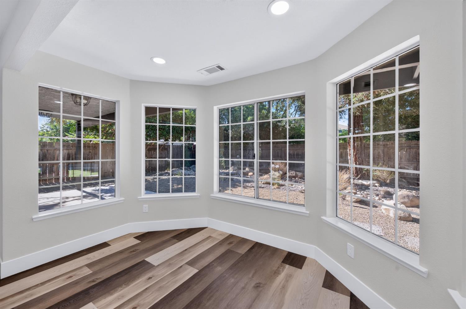 348 E Sunnyside Ave, Visalia, CA 93277
