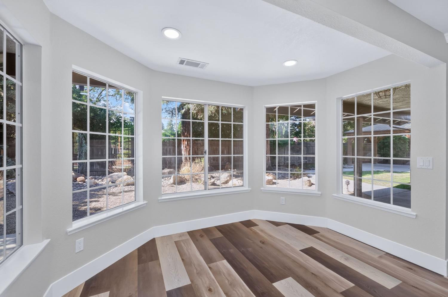 348 E Sunnyside Ave, Visalia, CA 93277