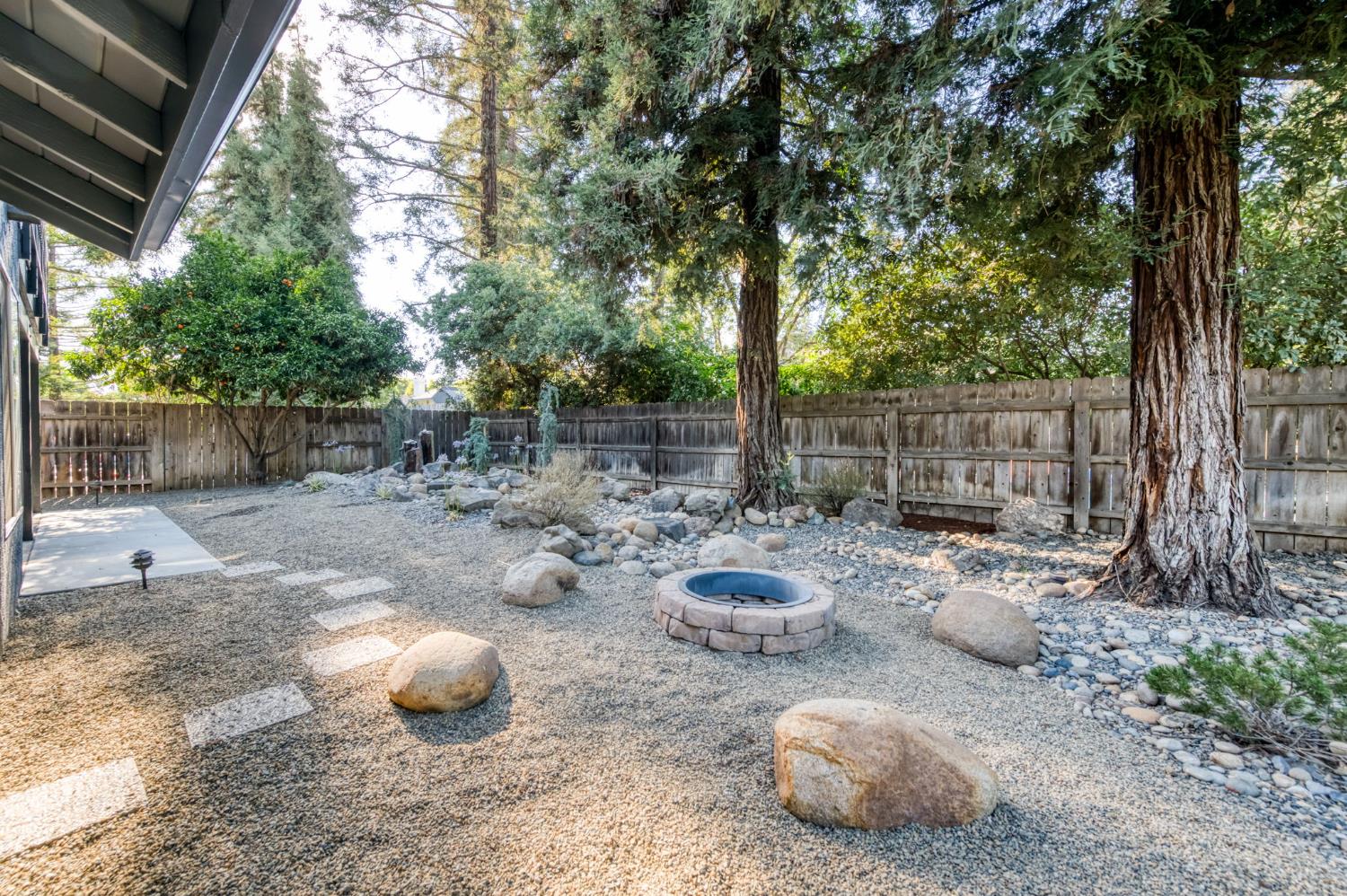 348 E Sunnyside Ave, Visalia, CA 93277