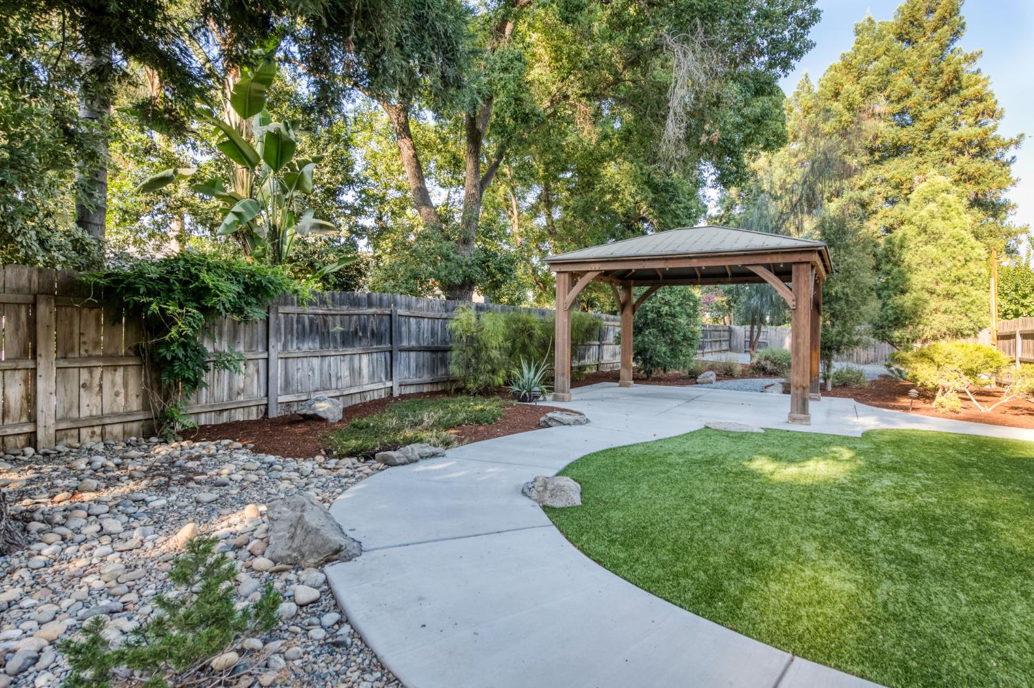 348 E Sunnyside Ave, Visalia, CA 93277