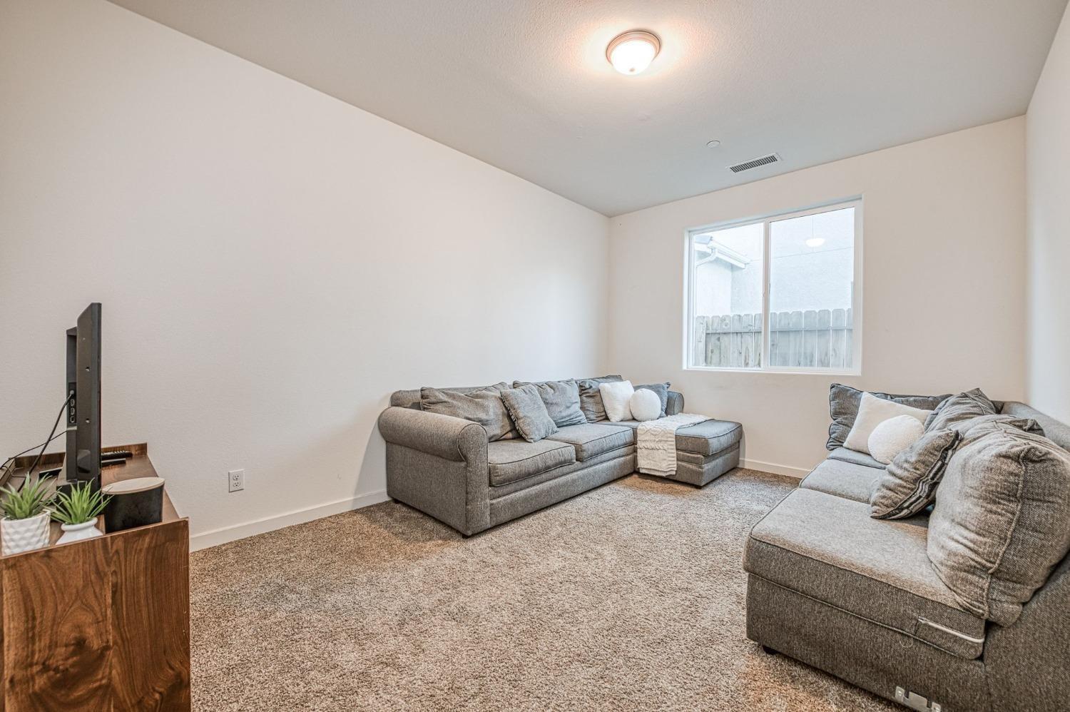 4177 Beverly Ave, Clovis, CA 93619