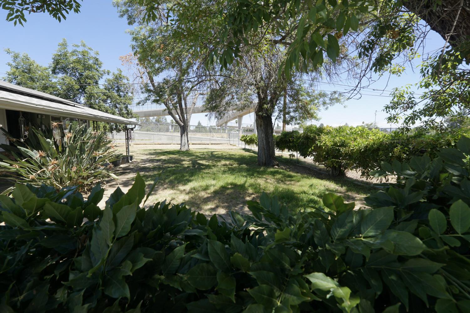 735 765 N Winery Ave, Fresno, CA 93727
