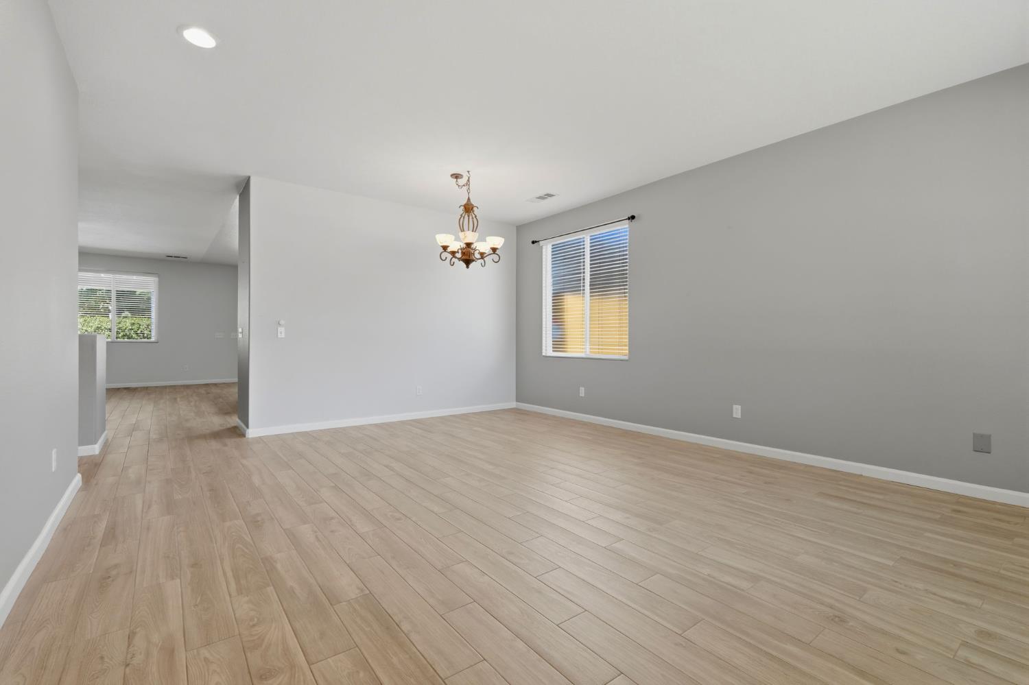 2429 N Oak Grove Ct, Visalia, CA 93291