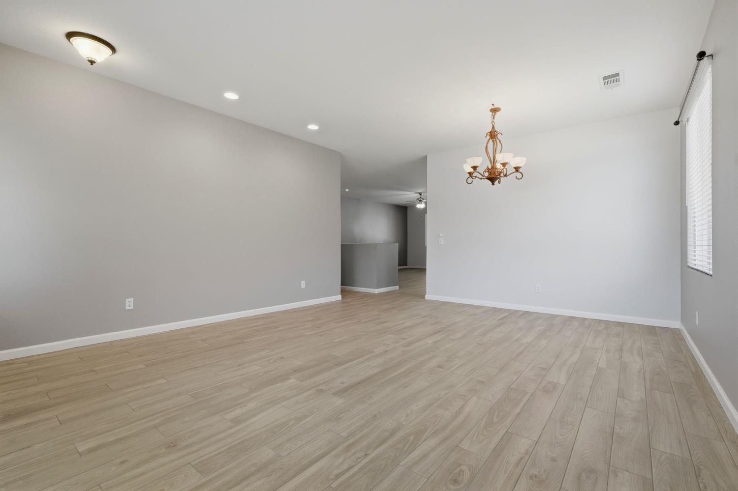 2429 N Oak Grove Ct, Visalia, CA 93291
