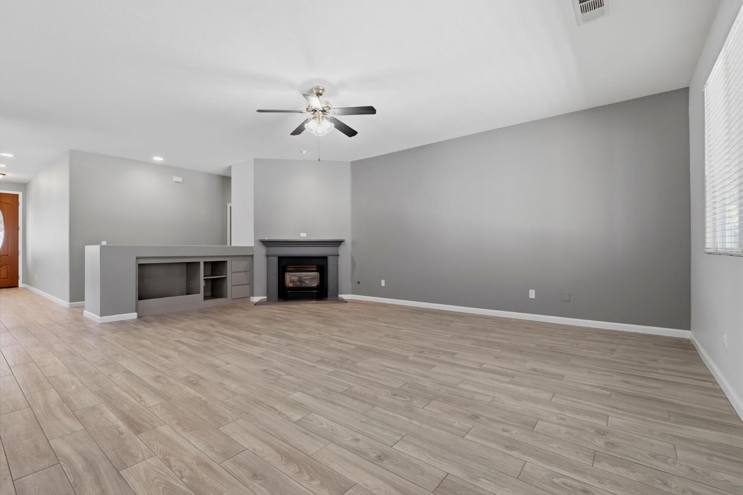 2429 N Oak Grove Ct, Visalia, CA 93291