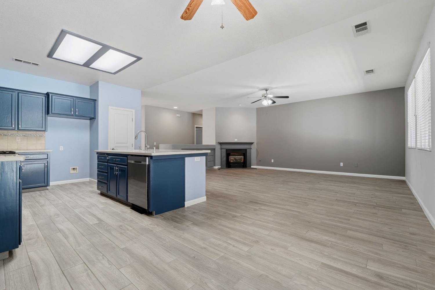 2429 N Oak Grove Ct, Visalia, CA 93291