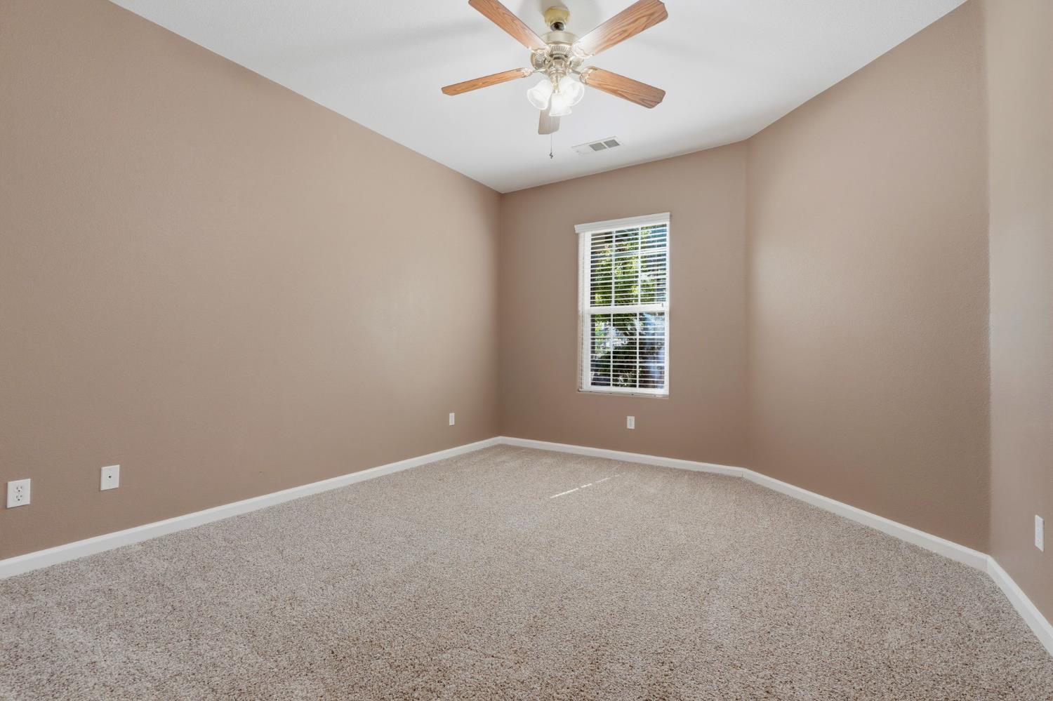 2429 N Oak Grove Ct, Visalia, CA 93291