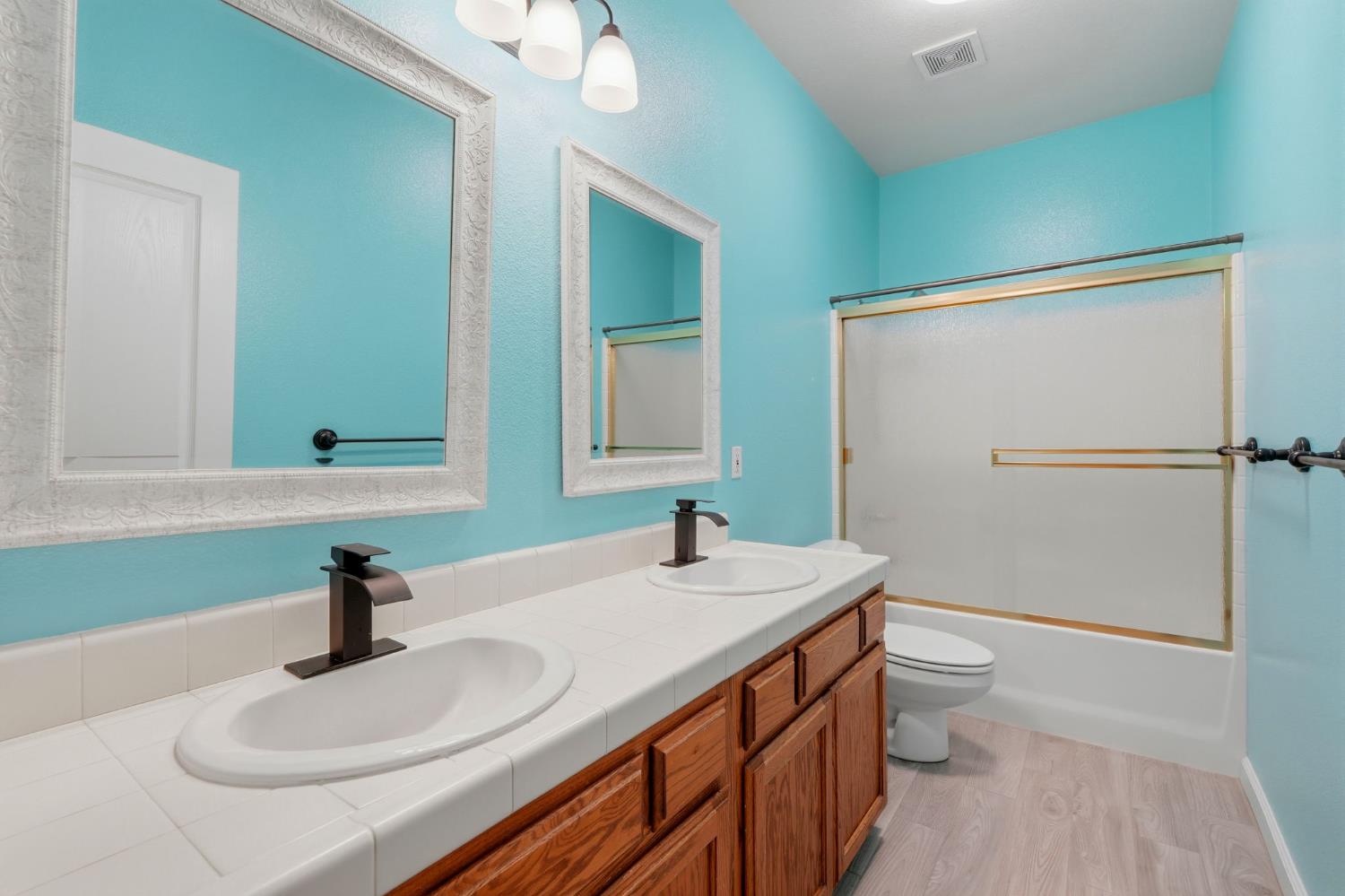2429 N Oak Grove Ct, Visalia, CA 93291