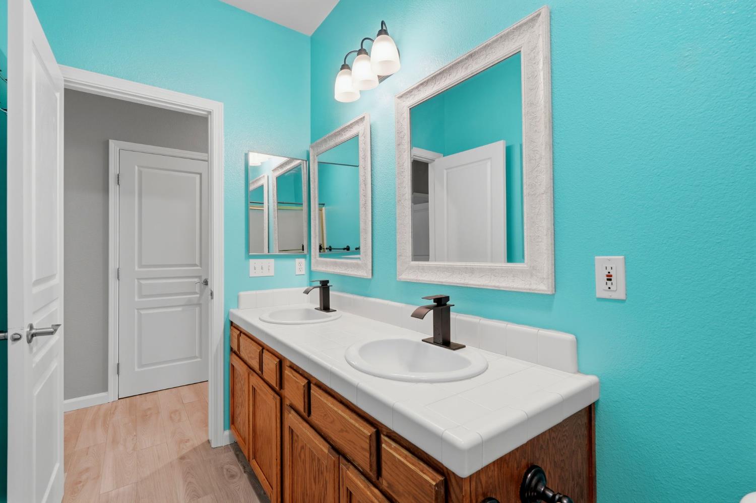 2429 N Oak Grove Ct, Visalia, CA 93291
