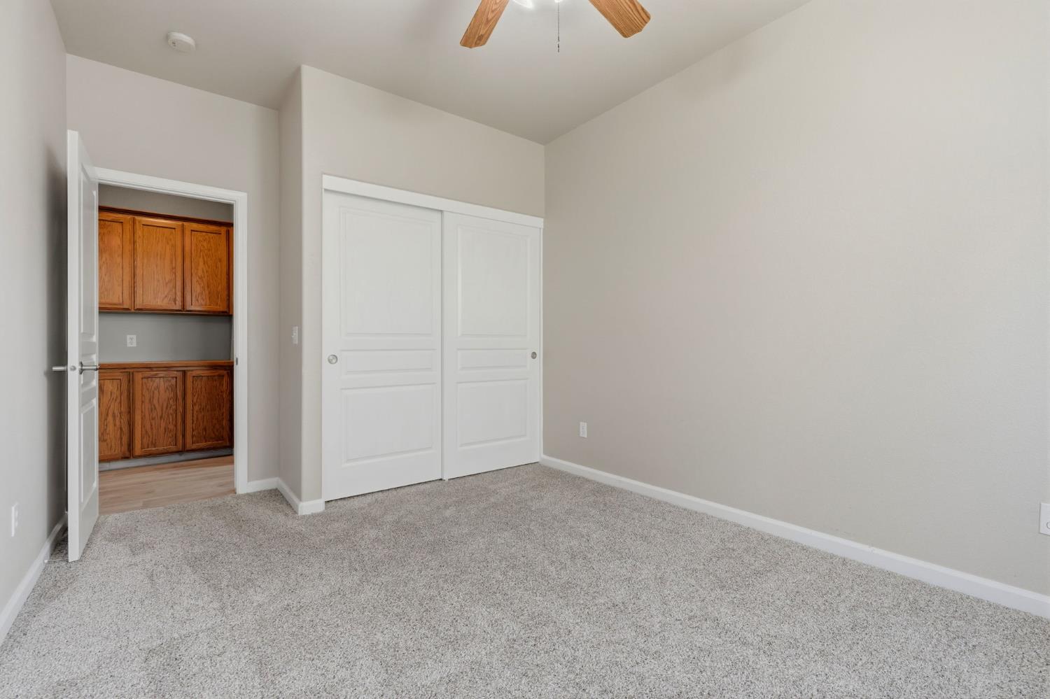 2429 N Oak Grove Ct, Visalia, CA 93291