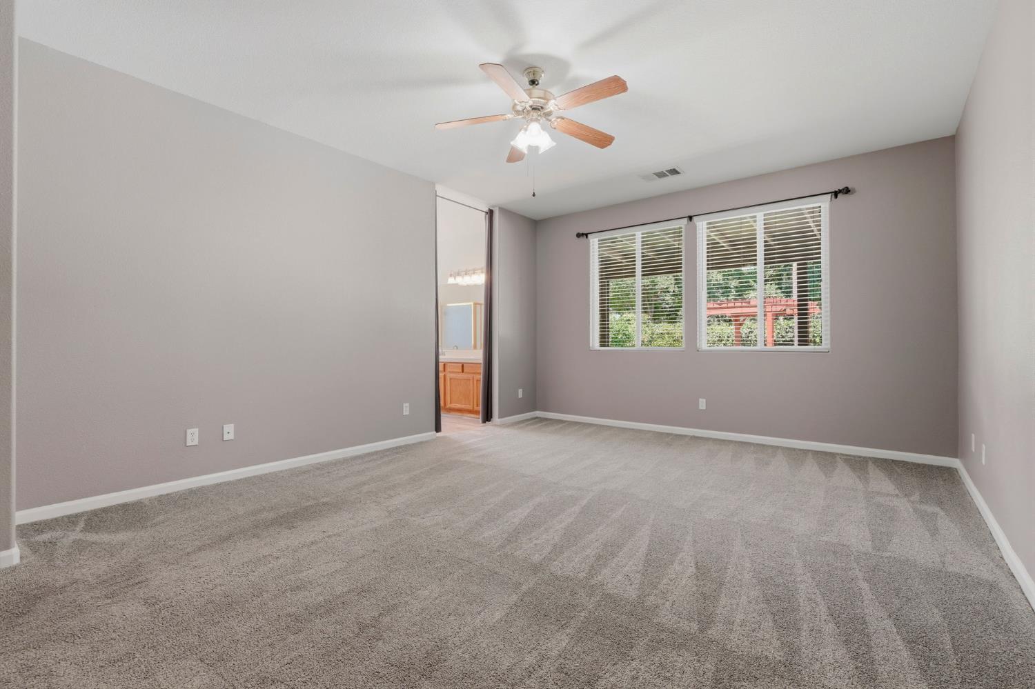 2429 N Oak Grove Ct, Visalia, CA 93291