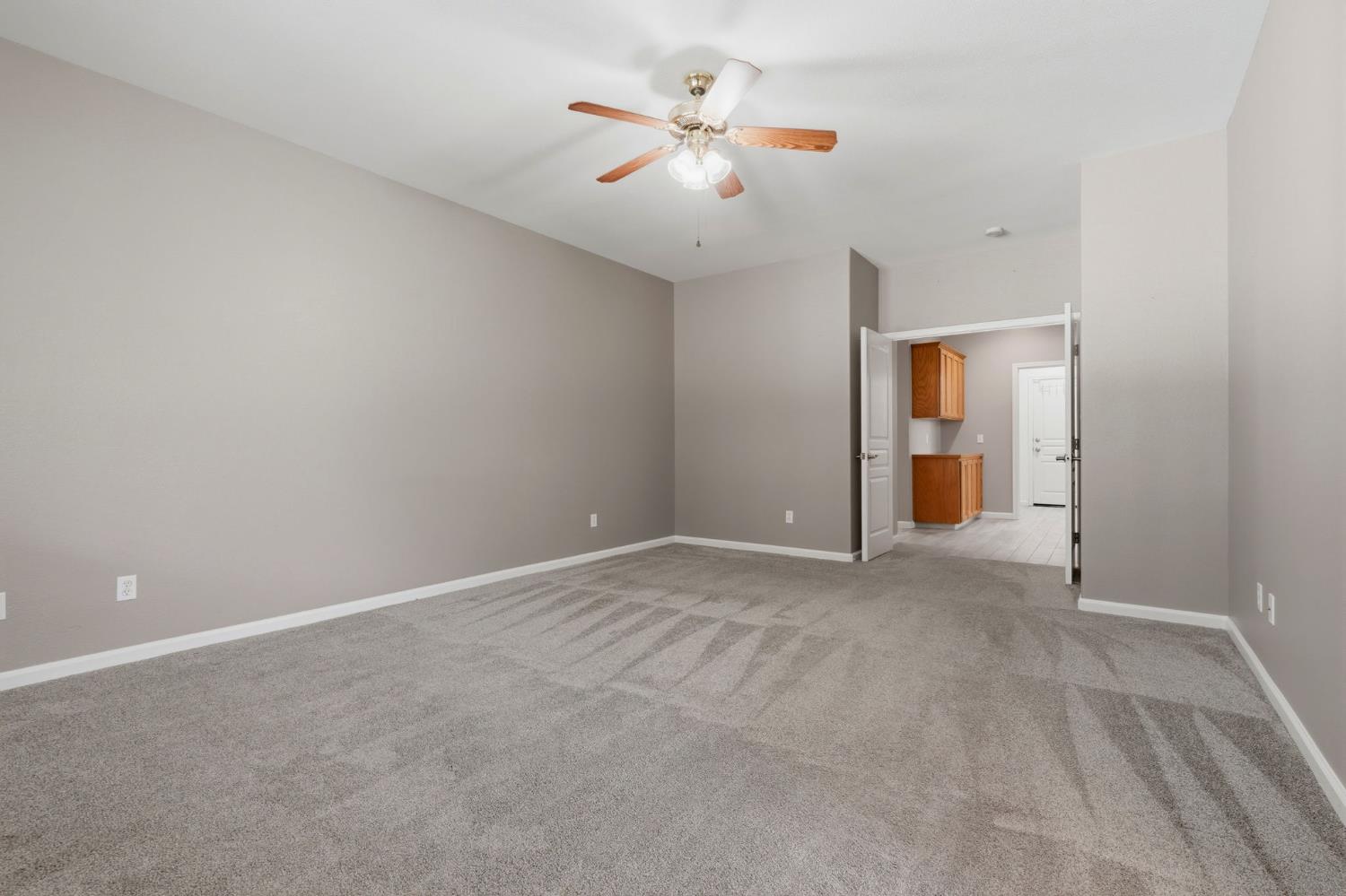 2429 N Oak Grove Ct, Visalia, CA 93291
