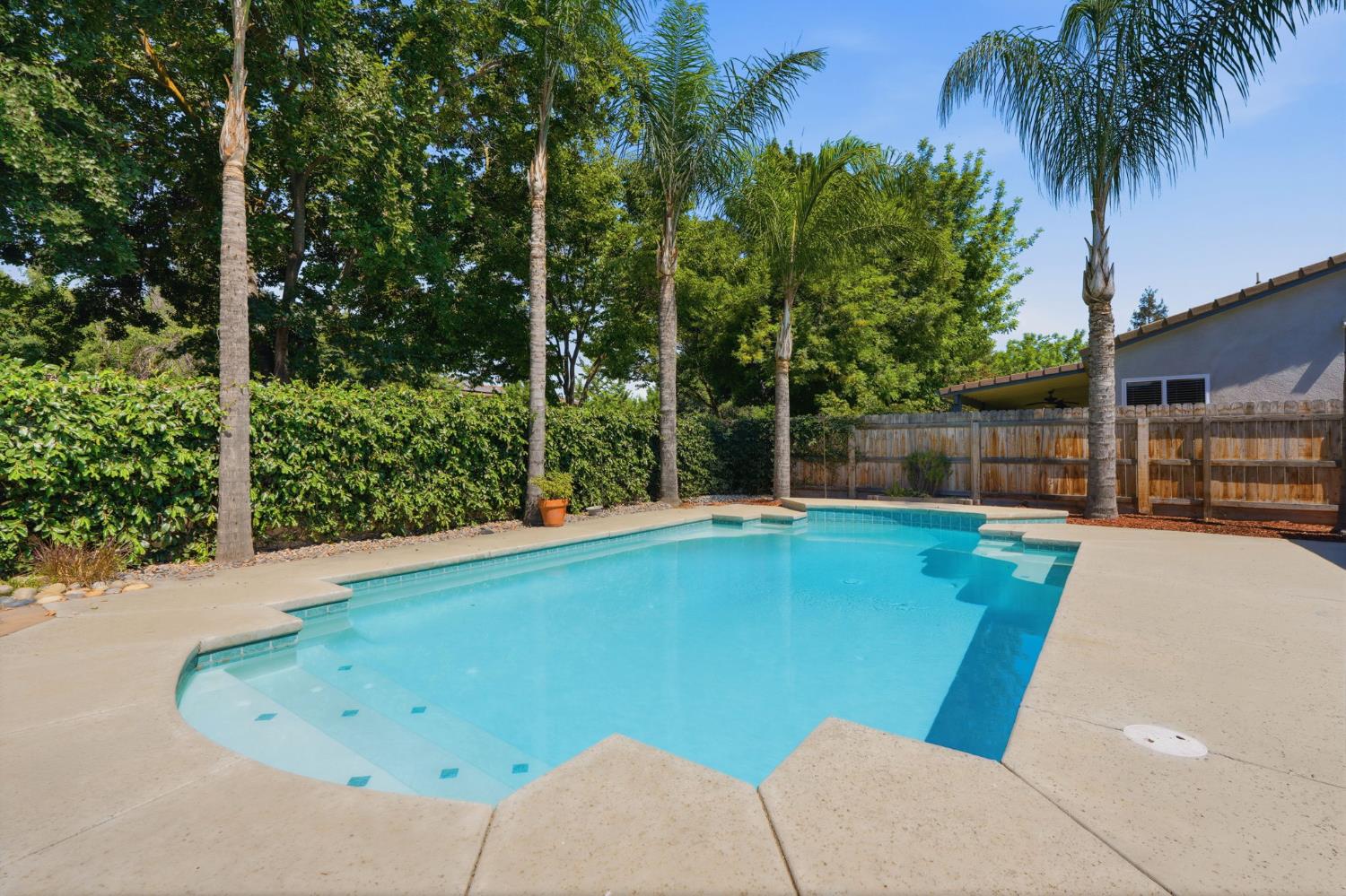 2429 N Oak Grove Ct, Visalia, CA 93291