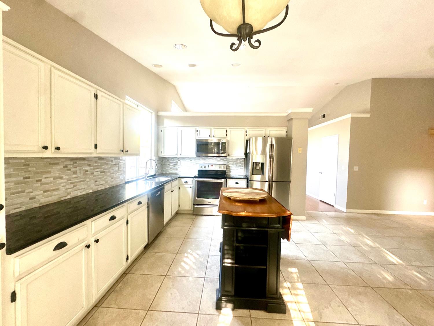 1212 Carson Ave, Clovis, CA 93611