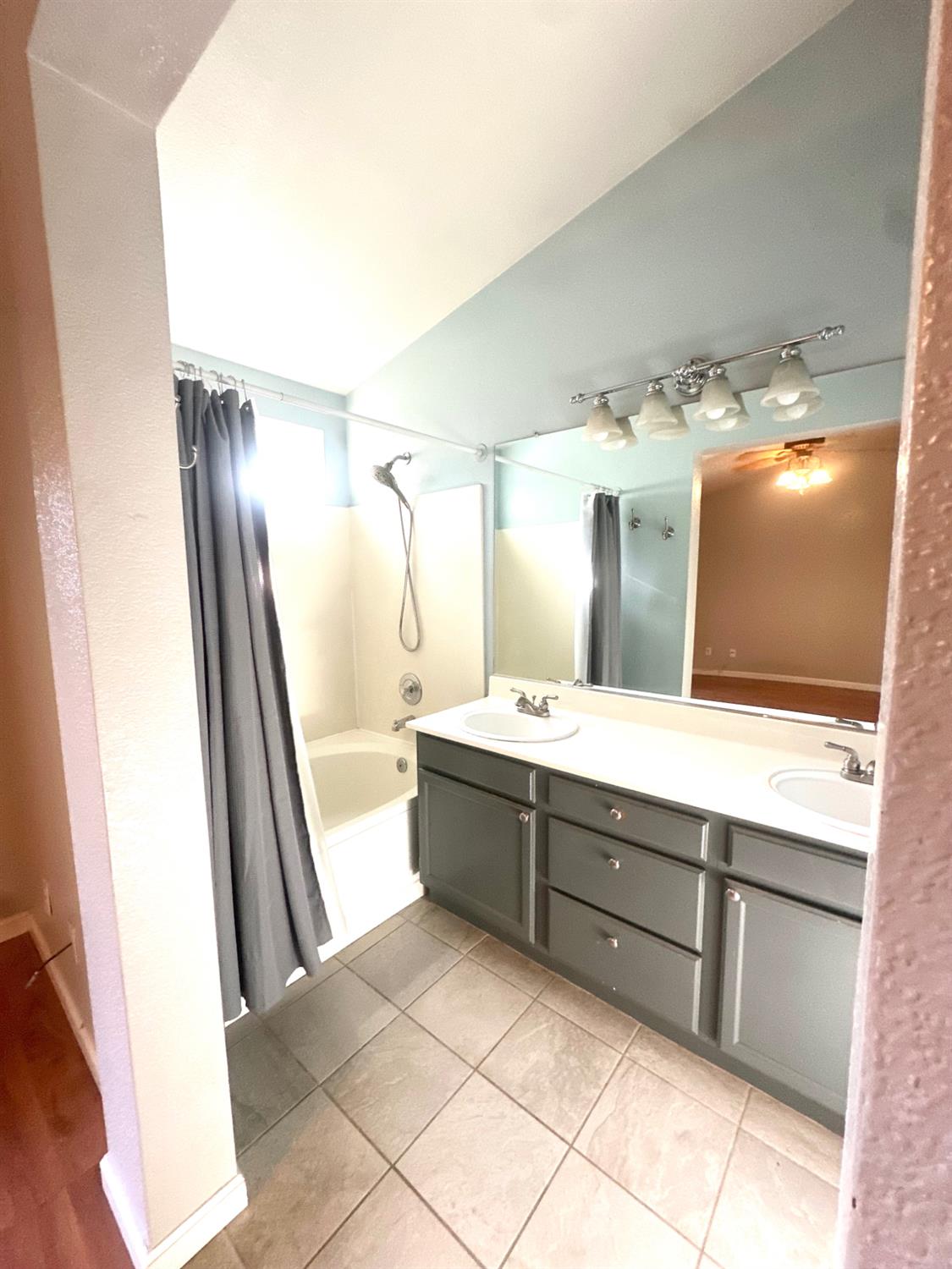 1212 Carson Ave, Clovis, CA 93611