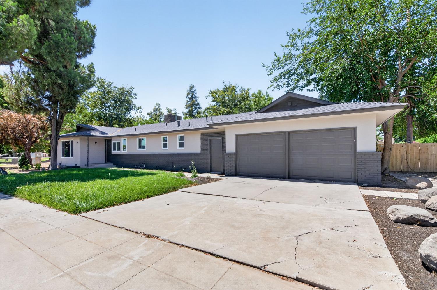 210 N Sunnyside Ave, Clovis, CA 93611